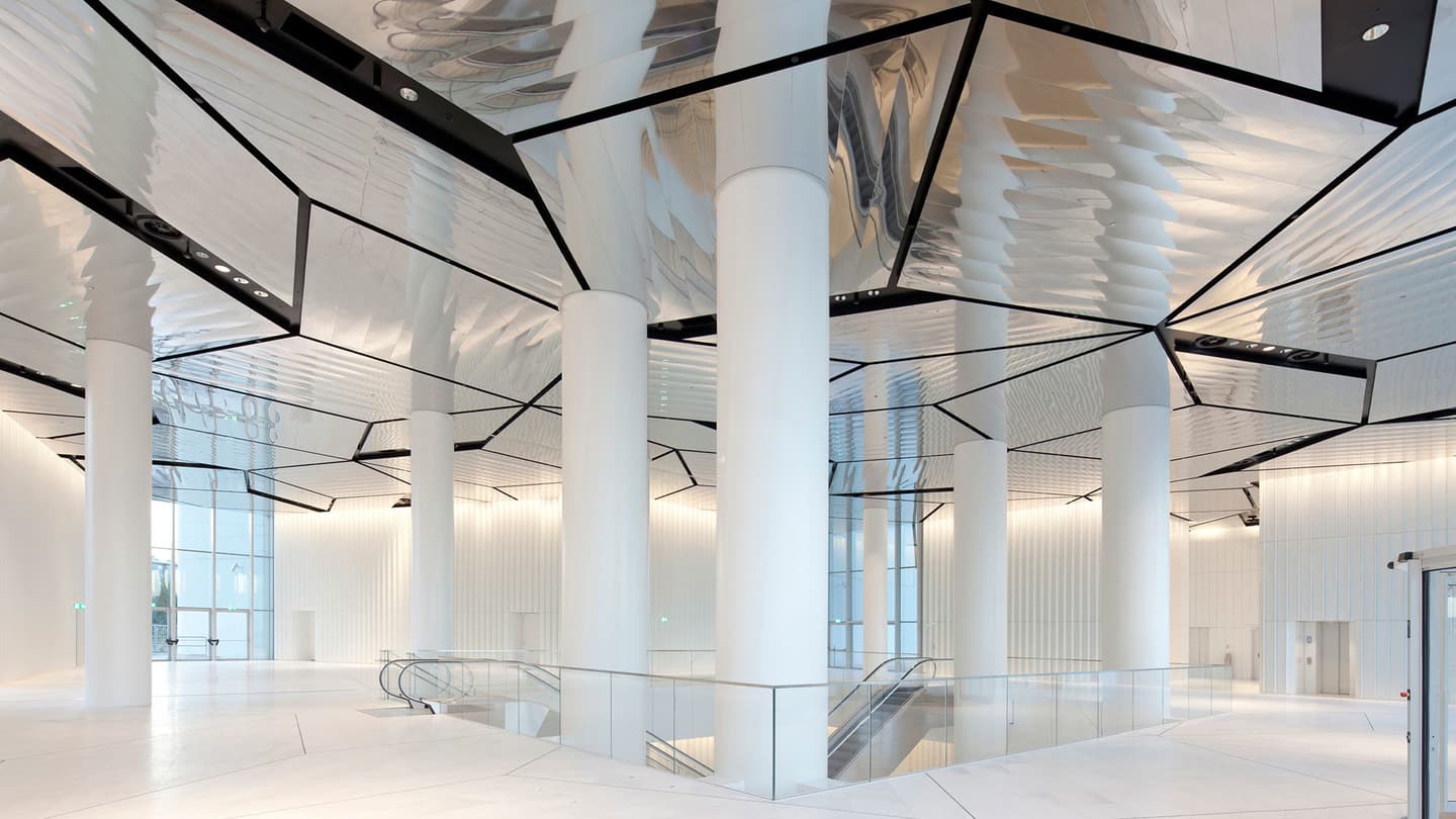 アルミ鏡面天井写真